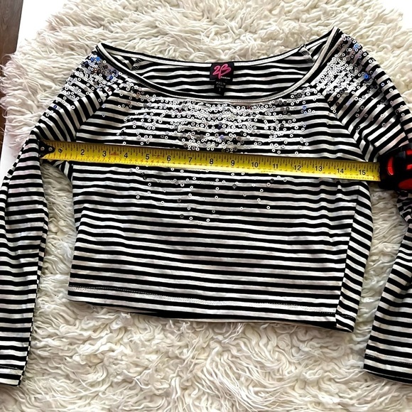 2B by Bebe Adorable 3/4 Sleeve Sequin Scoop Neck Crop Top! - Picture 10 of 12